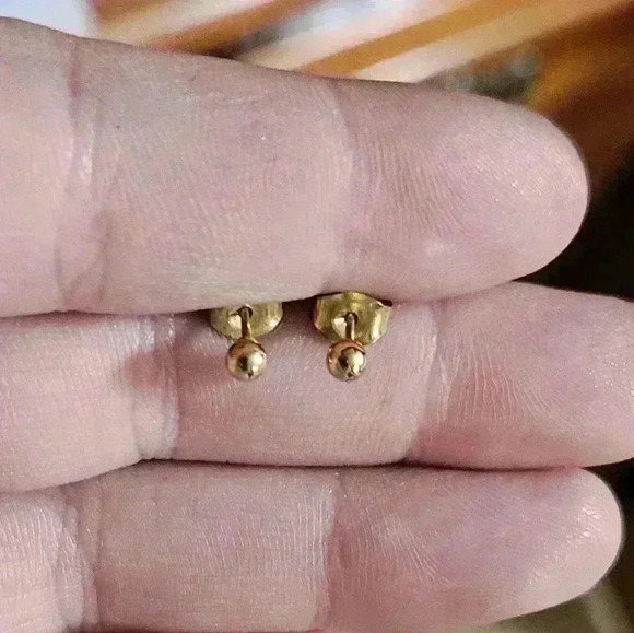 Tiny gold studs! - Picture 1 of 3